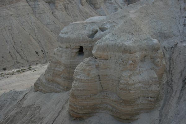 Caves and Qum'ran