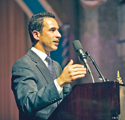 Two-time Indianapolis 500 champion and 2007 “Dancing with the Stars” champion Helio Castroneves speaks at the Spirit of Service Awards Dinner on April 30. (Photo by Rich Clark)