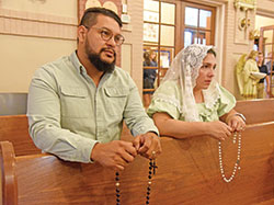 Los esposos Félix y Paholla Navarrete se arrodillan en oración el 1 de septiembre en la Iglesia de Nuestra Señora del Santísimo Rosario en Indianápolis. (Fotografía de Sean Gallagher)