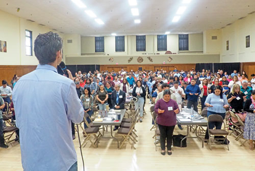 El conferenciante internacional Evan Lemoine guía a alrededor de 300 participantes en oración durante la conferencia para la comunidad latina titulada “Sanar para amar,” celebrada en el Centro Católico Arzobispo Edward T. O’Meara de Indianápolis el 19 de julio. (Foto enviada)