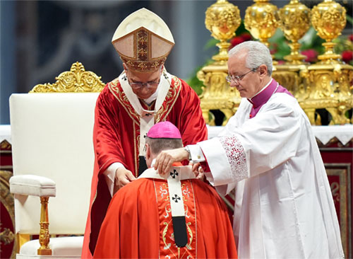 Pope Leo XIV presents the pallium to Archbishop W. Shawn McKnight of Kansas City, Kan., during Mass in St. Peter’s Basilica at the Vatican June 29, 2025, the feast of Sts. Peter and Paul. The pallium symbolizes the archbishop’s authority and unity with the pope. (CNS photo/Lola Gomez)