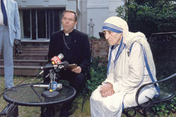 Archbishop Daniel M. Buechlein, when he was bishop of Memphis, and the late Blessed Teresa of Calcutta talk to reporters in Memphis about plans for the Missionaries of Charity to send several sisters to minister to the poor in Memphis. (Criterion file photo courtesy of The West Tennessee Catholic)