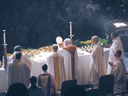 Bishop John M. D’Arcy celebrates the closing Mass of the Eucharistic Congress at the University of Notre Dame on Aug. 18. (Photo by Tom Uebbing/Today’s Catholic) 