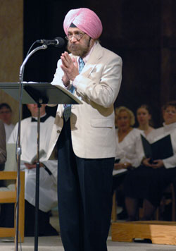 K.P. Singh, a representative of the Sikh community of Indianapolis, participates in the seventh annual Interfaith Thanksgiving Service on Nov. 21, 2006, at SS. Peter and Paul Cathedral in Indianapolis. Singh will offer a spiritual reflection at this year’s service. (File photo by Sean Gallagher) 