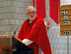 Father William Munshower welcomes longtime friends and family members to his 50th anniversary Mass on the feast of Pentecost on May 10 at St. Thomas Aquinas Church in Indianapolis, where he served as pastor from 1994 to 2006. (Photo by Mary Ann Wyand) 