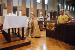 Father Robert Robeson, center, leads seminarians at Bishop Simon Bruté College Seminary in Indianapolis in eucharistic adoration on Aug. 21, 2008, at the seminary’s chapel. Father Robeson is the rector of the seminary. (File photo by Mary Ann Wyand)