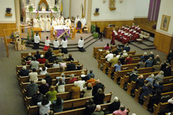 Members of St. Louis Parish in Batesville pray at a 2007 Mass in their parish’s church to celebration the canonization of St. Theodora Guérin. Members of the Batesville Deanery faith community and of other parishes, like St. Andrew the Apostle Parish in Indianapolis, foster evangelization through welcoming newcomers and learning more about the Catholic faith. (File photo by Sean Gallagher)
