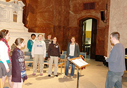 Andrew Motyka, archdiocesan director of liturgical music and cathedral music, leads members of an archdiocesan Youth Honors Choir during practice on March 25. The youths performed at the Holy Thursday Mass on April 17 at SS. Peter and Paul Cathedral in Indianapolis. (Criterion file photo)