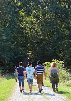 Los adolescentes del Campamento Familiar Hispano recorren un sendero en el Rancho Framasa de la Organización Juvenil Católica, en el condado de Brown, el 18 de septiembre. (Foto de Natalie Hoefer)