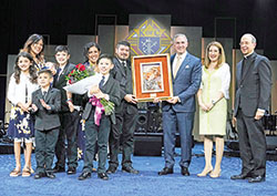 La familia Cabrera posa con su premio Familia Internacional del Año de Caballeros de Colón en la Convención Suprema de Caballeros en Orlando, celebrada del 1 al 3 de agosto. En la primera fila de la familia Cabrera están Gianna, a la izquierda, José y David. En la última fila de la familia están Sara sosteniendo a su hermana Fátima Lucía, Daniel, María Hernández y Daniel Cabrera. A la derecha están el Caballero Supremo Patrick Kelly y su esposa Vanessa y el Capellán Supremo de Caballeros de Colón, el Arzobispo William E. Lori de Baltimore. (Foto enviada por Paul Haring)