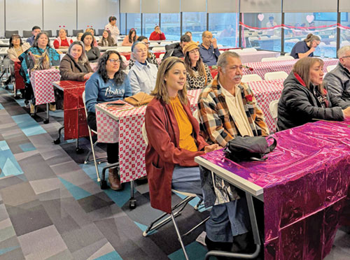 Personas mayores y j&oacute;venes disfrutan de Uniendo Generaciones el 20 de febrero en Indian&aacute;polis. La visi&oacute;n del evento, seg&uacute;n los organizadores, era simple pero poderosa: crear un espacio donde j&oacute;venes adultos y personas mayores pudieran reunirse, compartir sus historias y recordarse mutuamente que forman parte de una comunidad vibrante y solidaria. (Foto enviada)